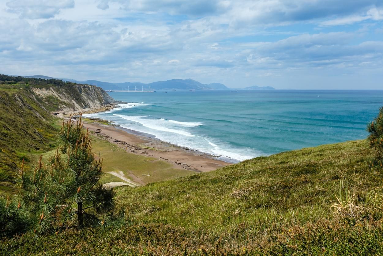 Vista sobre la playa de Azkorri o Gorrondatxe en Getxo