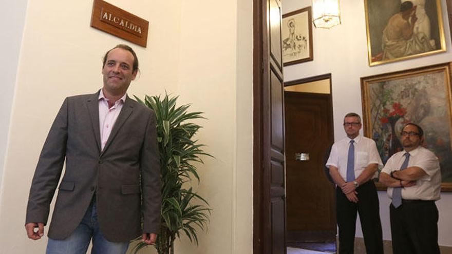 Juan Cassá llegando al encuentro con el alcalde en funciones, Francisco de la Torre.