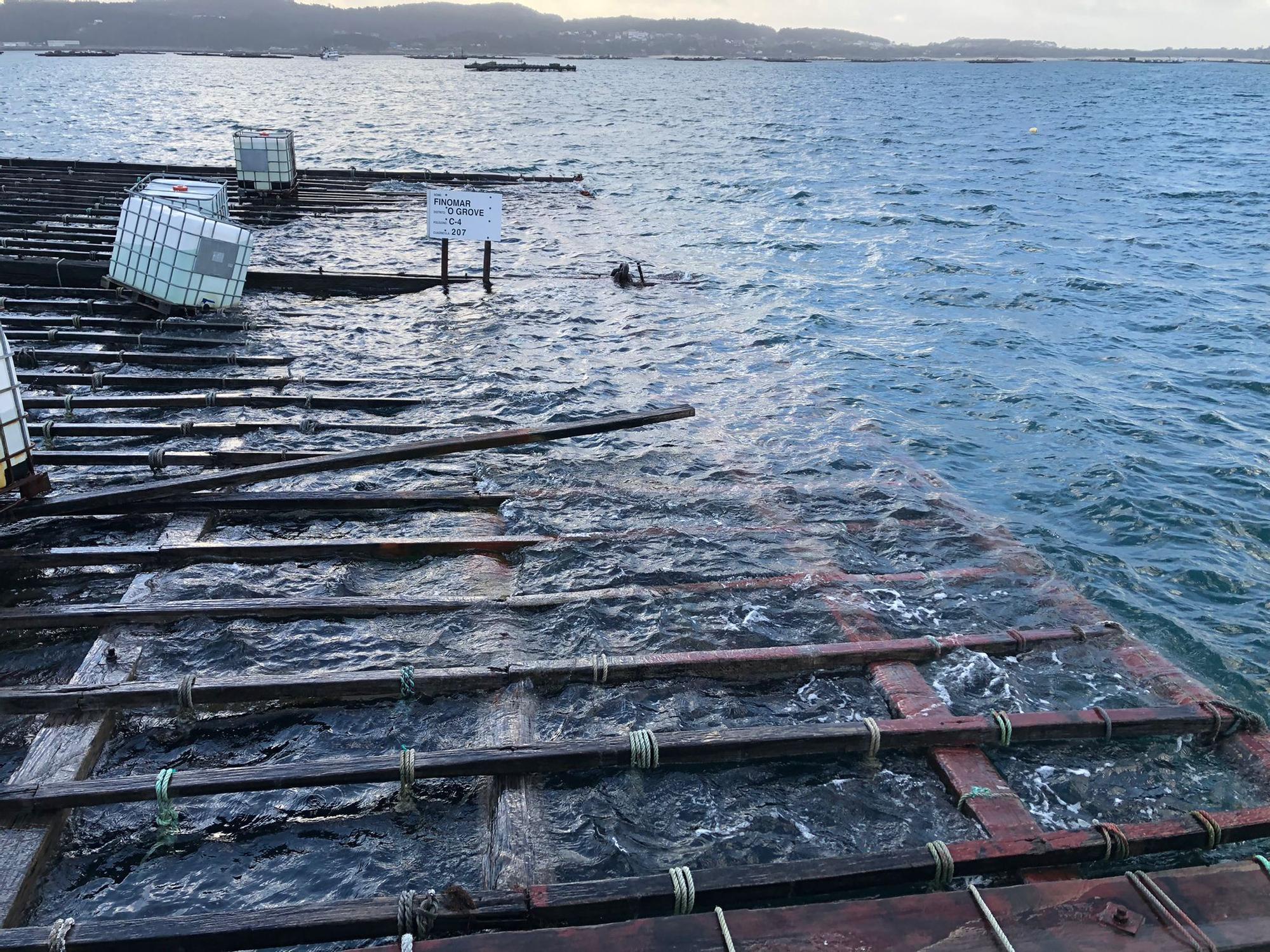 Una de las bateas afectadas por el temporal en las que tuvo que intervenir Dragado Osmar.