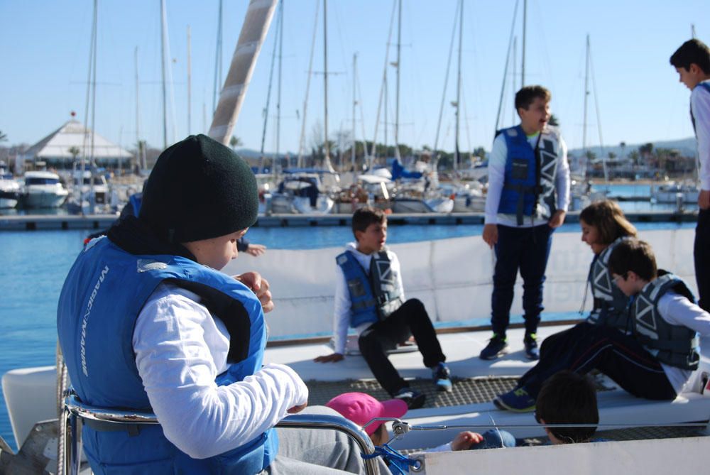 La presentació oficial de la Semana del Mar ha coincidido con el primer contacto de los alumnos del colegio Can Raspalls con las embarcaciones en las que pasarán toda esta semana.