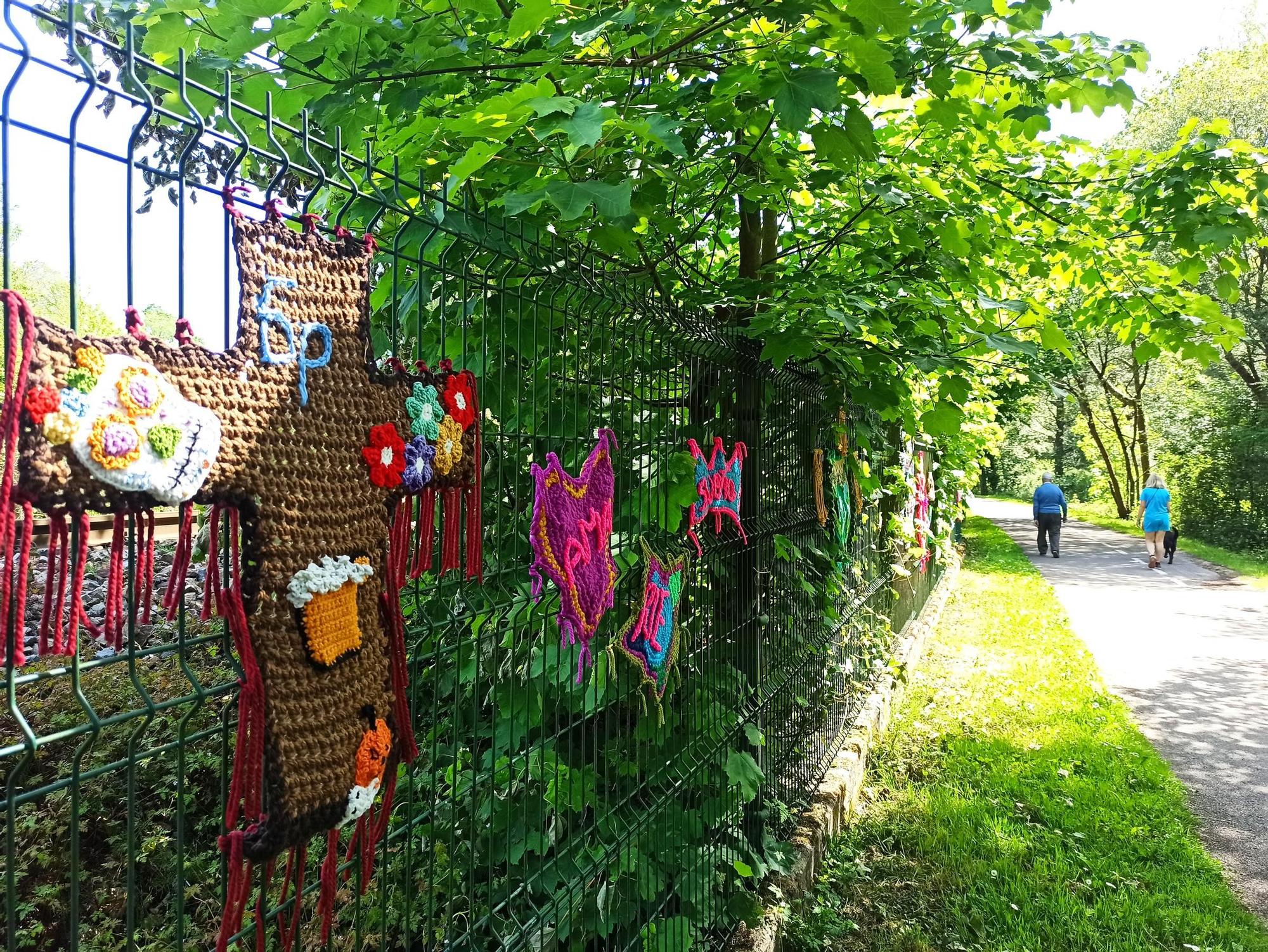 El arte urbano se teje en la Pola, el artista "6p" llena la Senda del Nora de ganchillo: "Si alguien se siente solo, que se sienta más acompañado"