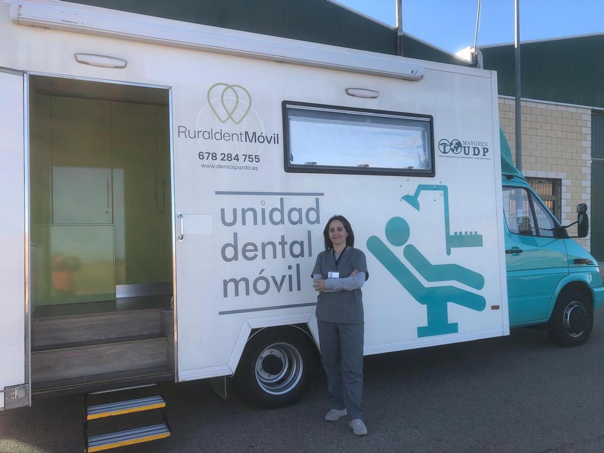 Una dentista de Ruraldent, con el camión clinica con el que recorren los pueblos de Cuenca.