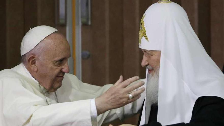 El papa Francisco y el patriarca Kiril se abrazan, ayer, en La Habana.