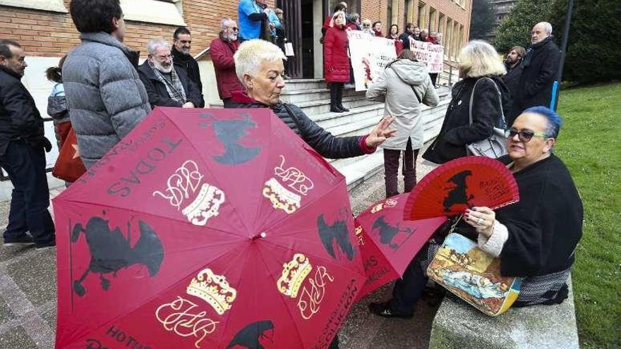 Participantes en la protesta de apoyo a Raquel Agüeros celebrada ayer a las puertas de los Juzgados de lo social de Llamaquique.