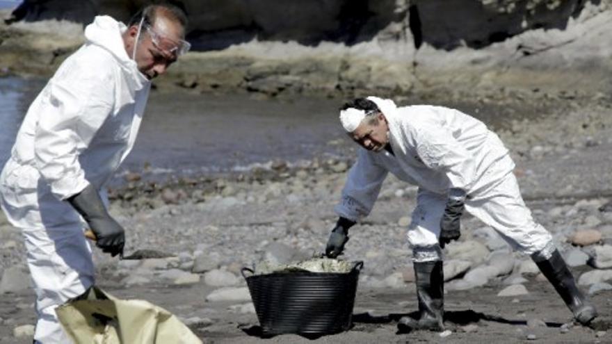 Cada hora salen del pesquero hundido en Canarias entre 5 y 10 litros de fuel