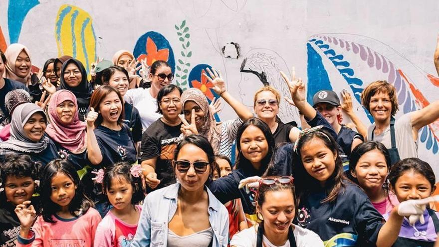 Las niñas pintan un mural en Indonesia.