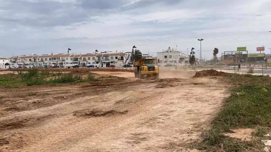 Obras para la construcción de la tienda de Bauhaus en el sector La Hoya de Torrevieja