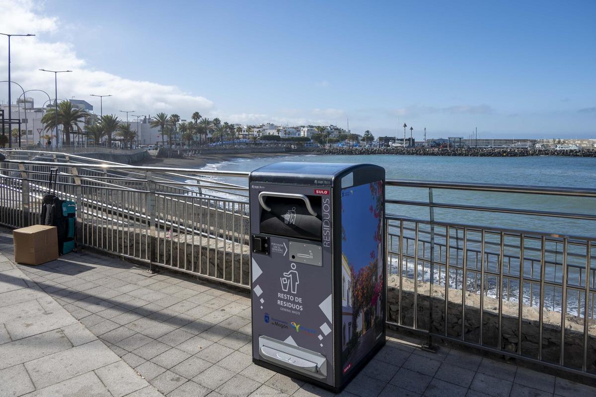 Una de las papeleras inteligentes instalda en el paseo junto a la playa de Las Marañuelas