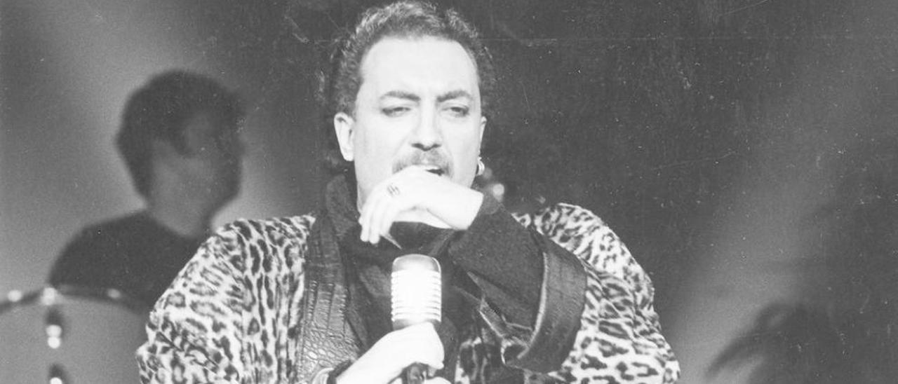 Tino Casal durante un concierto en Vigo (1988). // Magar