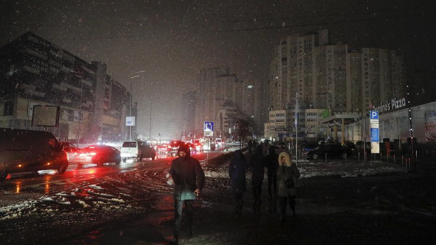 Kiev, atacada por Rusia tras restablecer la calefacción.