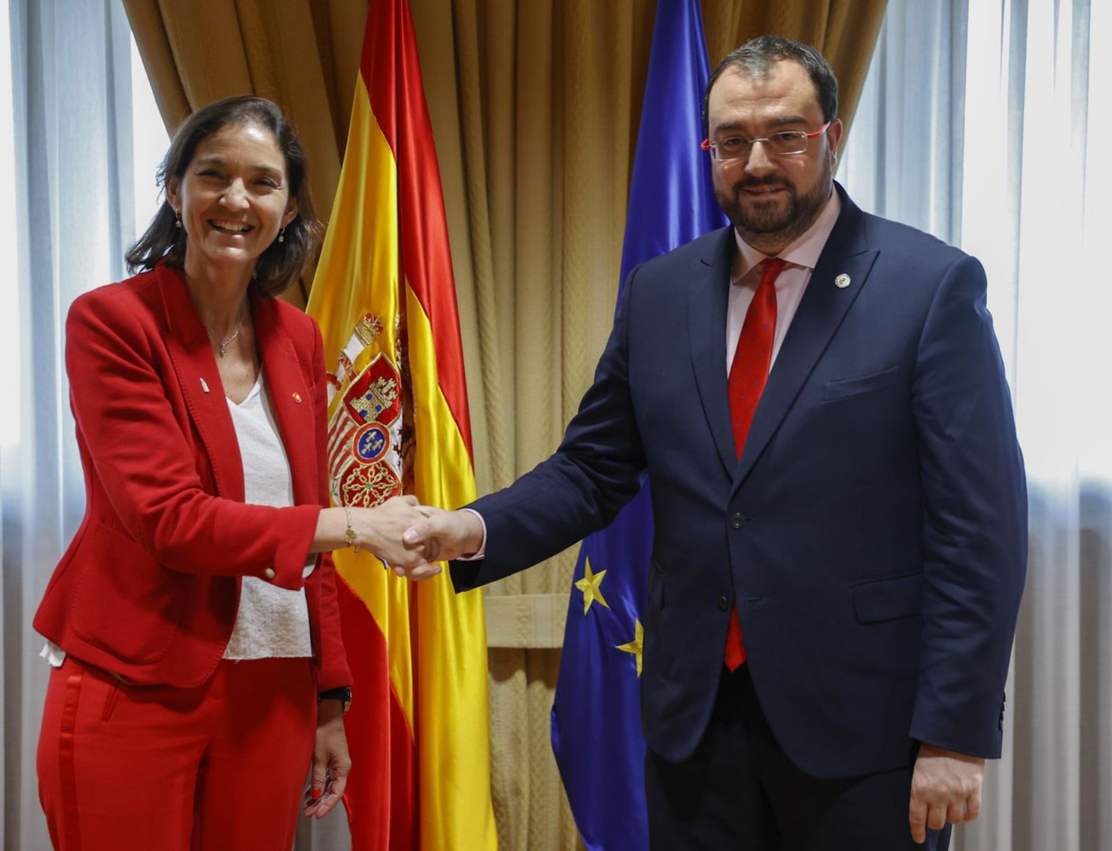 14.30 horas | Adrián Barbón es recibido en el Ministerio de Industria por Reyes Maroto