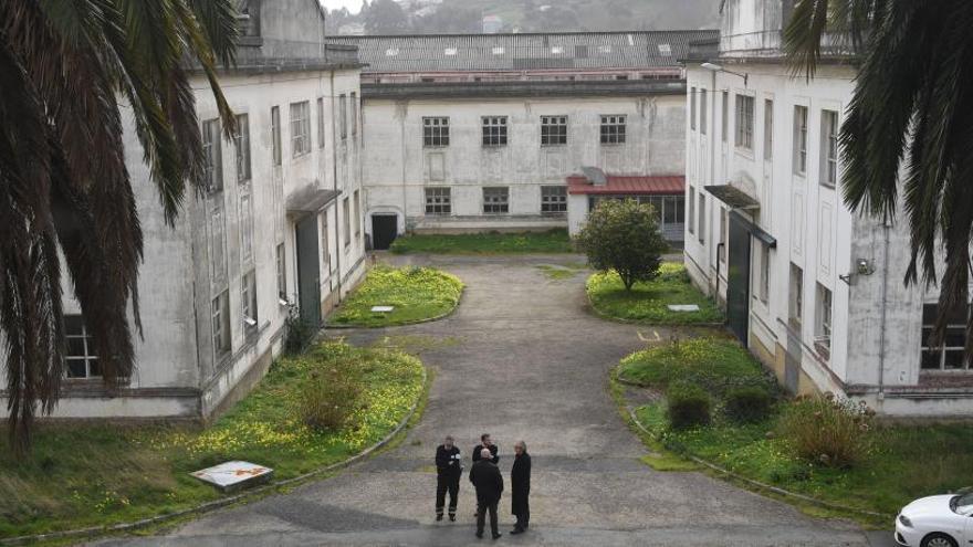 Tres naves de la fábrica de armas de Pedralonga en la zona próxima al edificio principal.