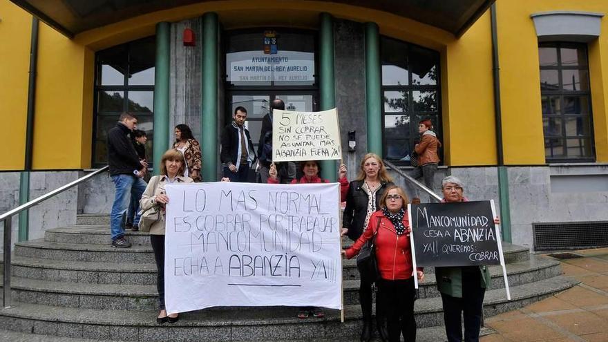 Las trabajadoras del servicio de limpieza, con pancartas, a las puertas del Ayuntamiento de San Martín.