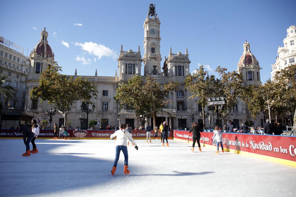 Primer día de los árboles de Navidad, pista de patinaje sobre hielo y el tiovivo del ayuntamiento