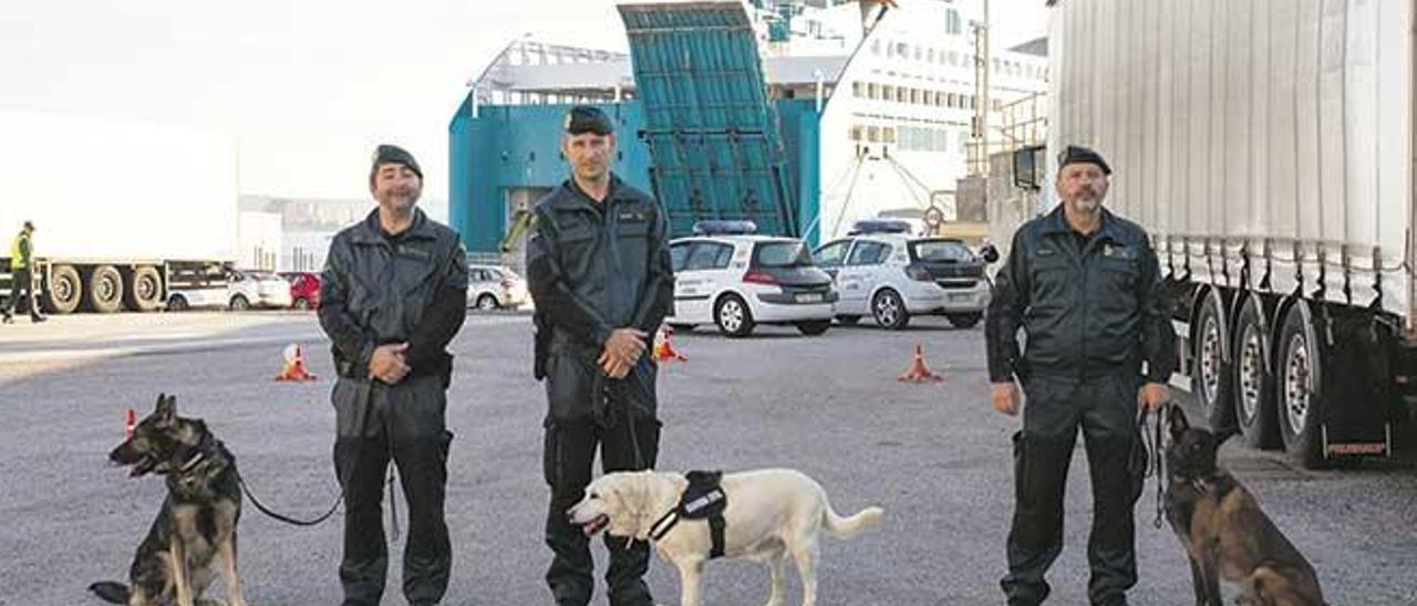 Los miembros del Grupo Cinológico en el puerto de Palma: los guardias Ángel y Esteban y el cabo Miguel Ángel, con Jabato, Bo y Félix.