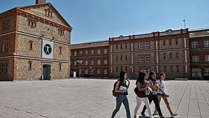 Varias estudiantes pasean por el patio del Campus Viriato.