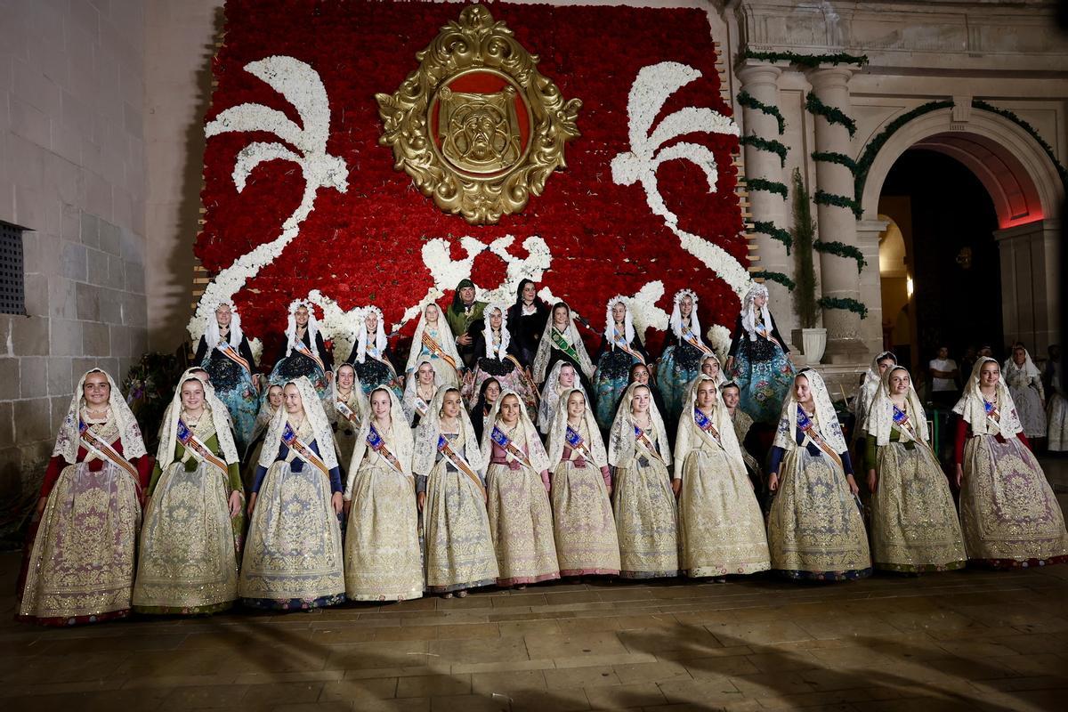 Primera sesión de la Ofrenda en las Hogueras de Alicante con mucha presencia fallera