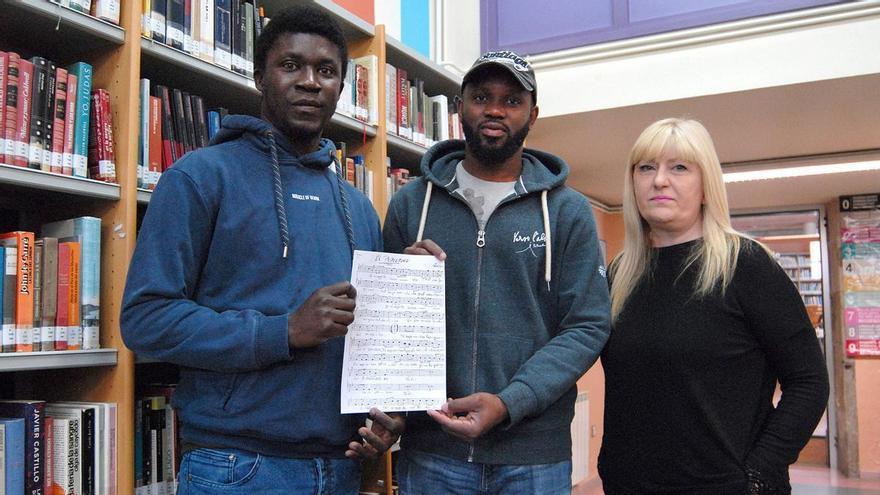 Rubén y José, los dos jóvenes senegaleses que se estrenan con la Coral Polifónica Trasdeza