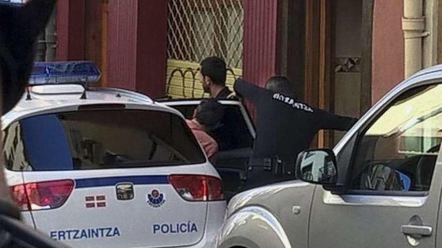 El homicida confeso custodiado por agentes de la Ertzaintza. // Raquel Molina