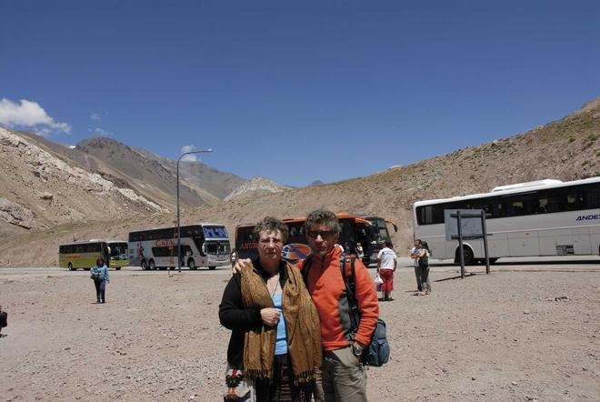 Carlos Soria con su mujer a los pies del Aconcagua (Argentina)
