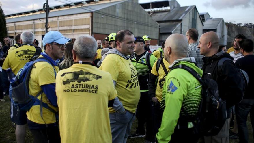 Trabajadores de Alcoa concentrados delante de la fábrica.