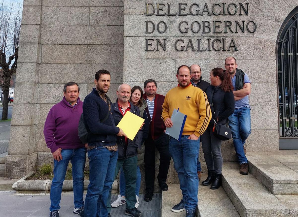 La comitiva de agricultores y ganaderos, ante la sede de la Delegación del Gobierno.