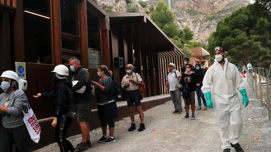 Además de reducir el afoto, el Caminito ha aumentado las medidas de seguridad. Imágenes de la visita de este fin de semana.