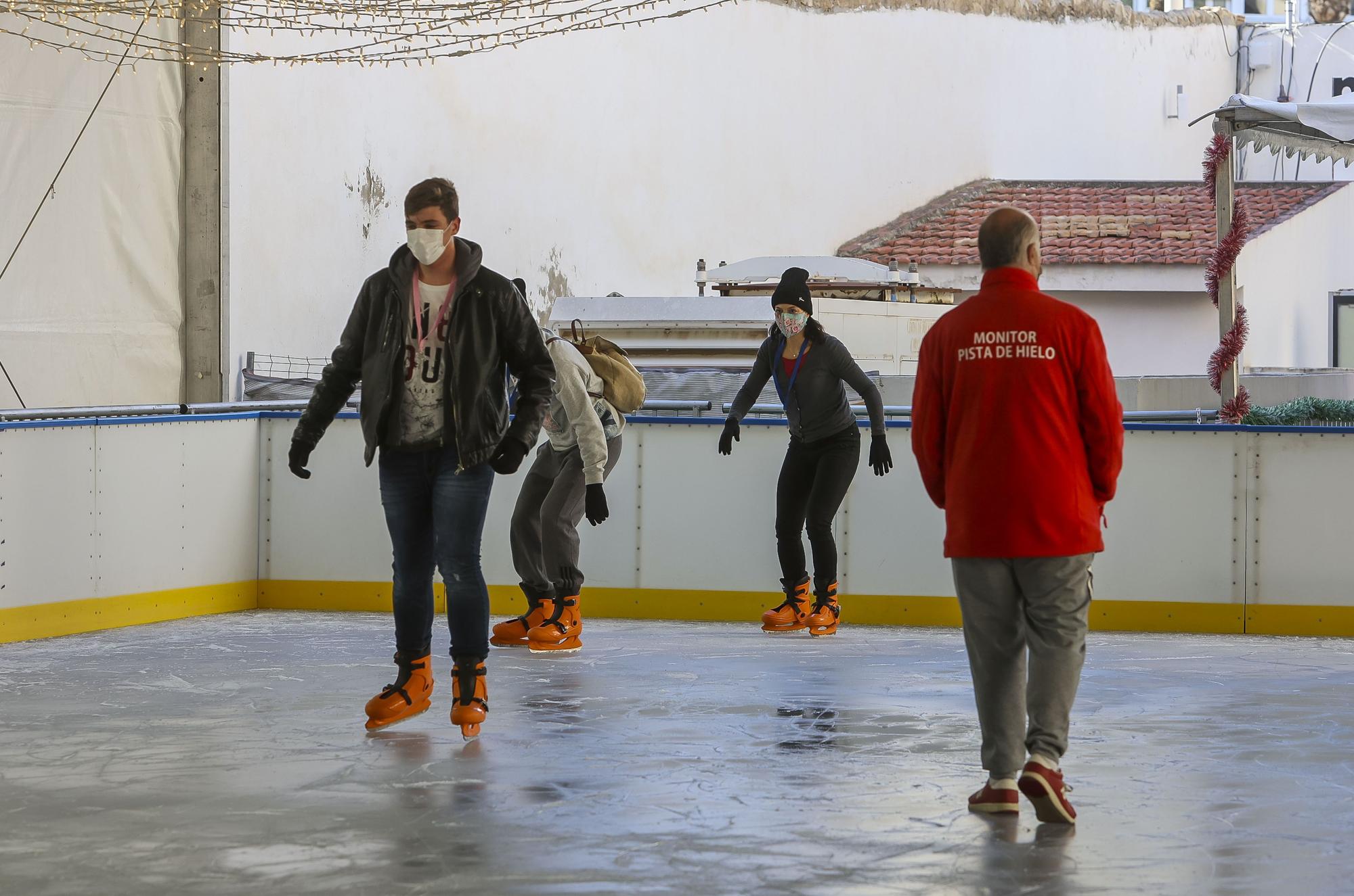 Alicante inaugura la Feria de Navidad de Rabasa y la pista de hielo en la plaza de toros