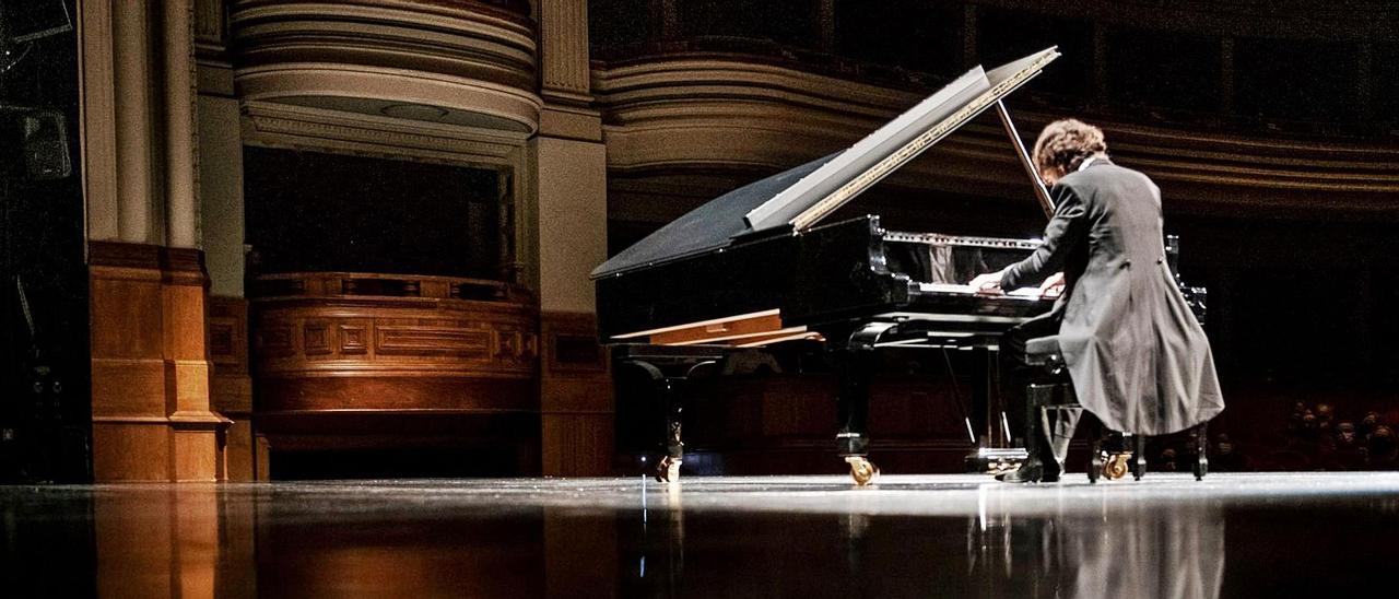 El pianista Iván Martín, en el escenario del Teatro Pérez Galdós, durante el recital que ofreció el pasado 14 de diciembre.  | | NACHO GONZÁLEZ