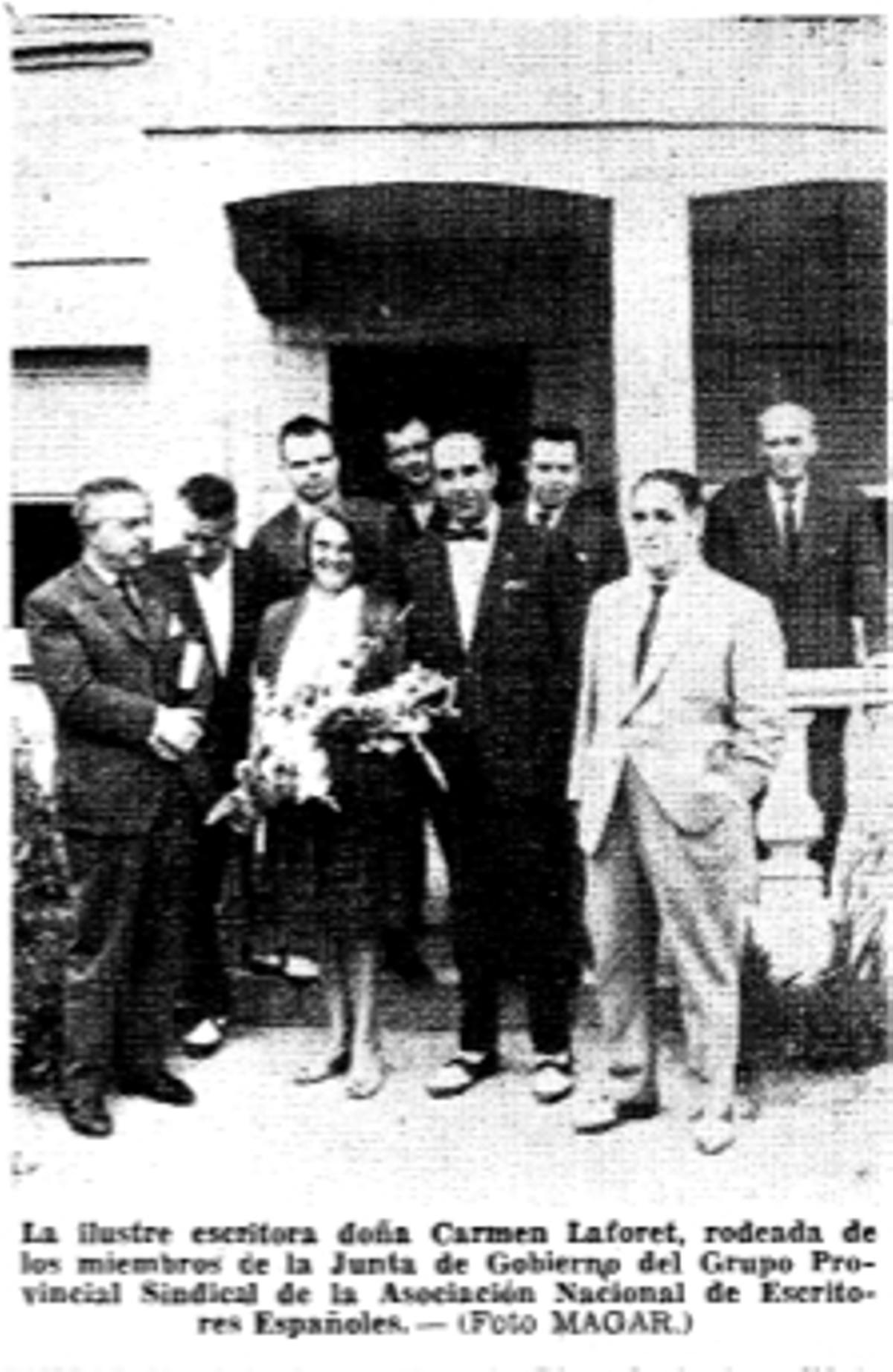 Homenaje de la Asociación Nacional de Escritores a Carmen Laforet en la casa &quot;Riamar&quot; en julio de 1962 en Cangas.