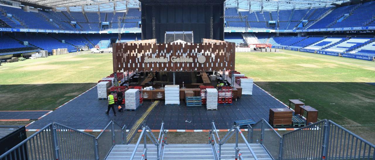 El escenario del Morriña Fest con la zona del bar en el césped de Riazor.