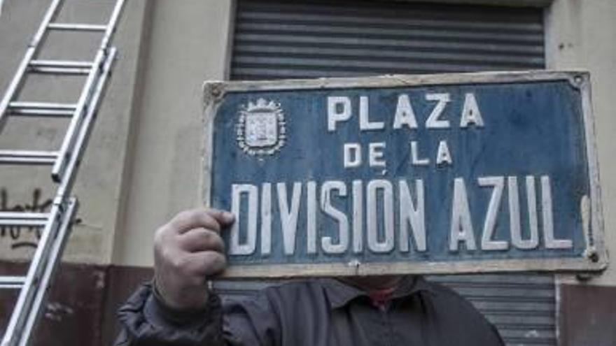 Momento de la retirada de la placa de la División Azul.