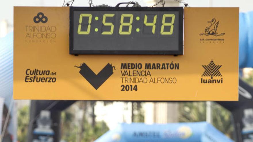 Cerca de 13.500 atletas correrán el medio maratón de Valencia