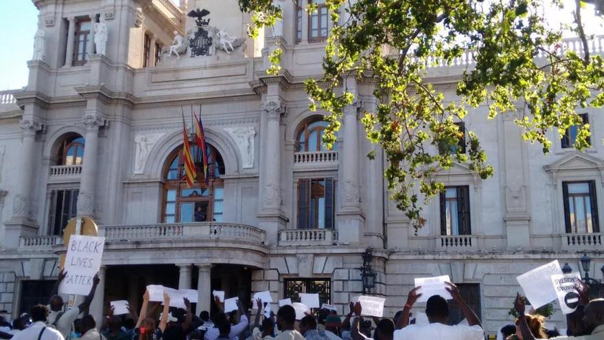 Protesta masiva de manteros ante el Ayuntamiento de Valencia