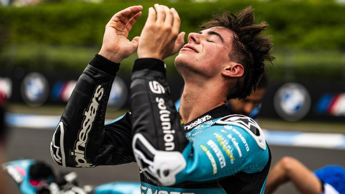David Alonso celebrando su título mundial en Motegi, Japón.