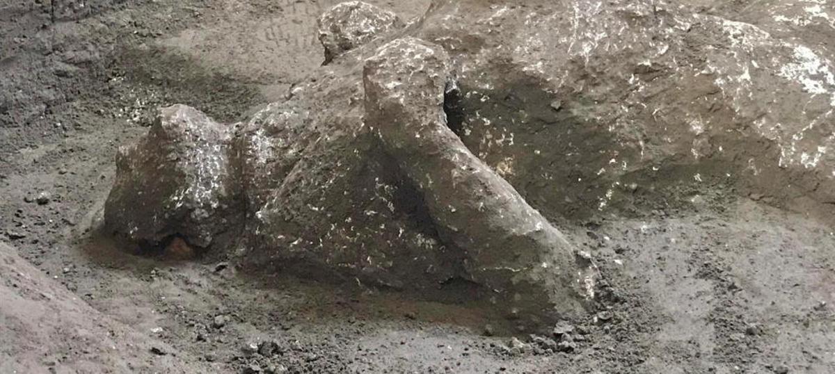 Hallan en Pompeya dos cuerpos con sus ropas.