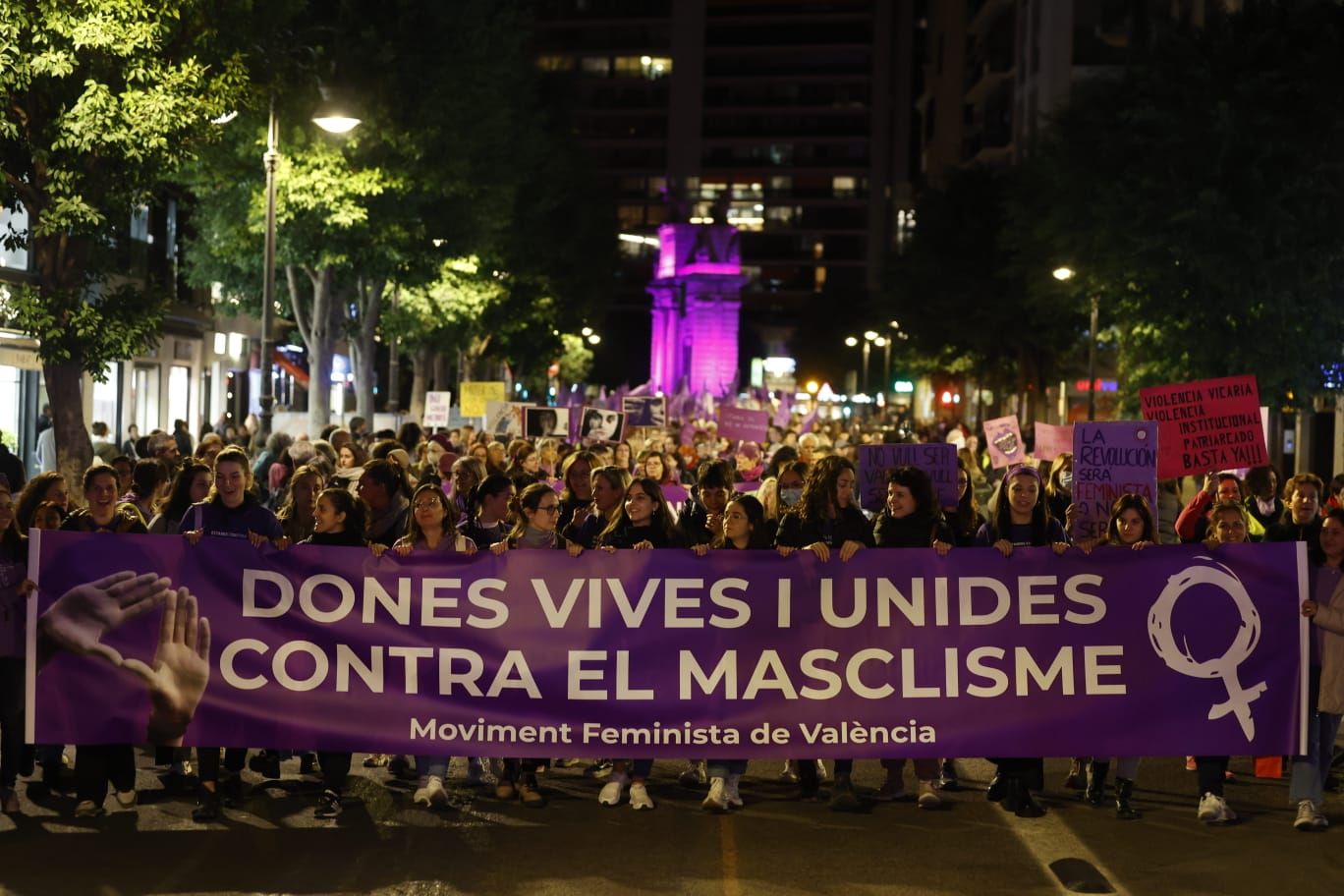 València se tiñe de morado en la lucha contra la violencia machista