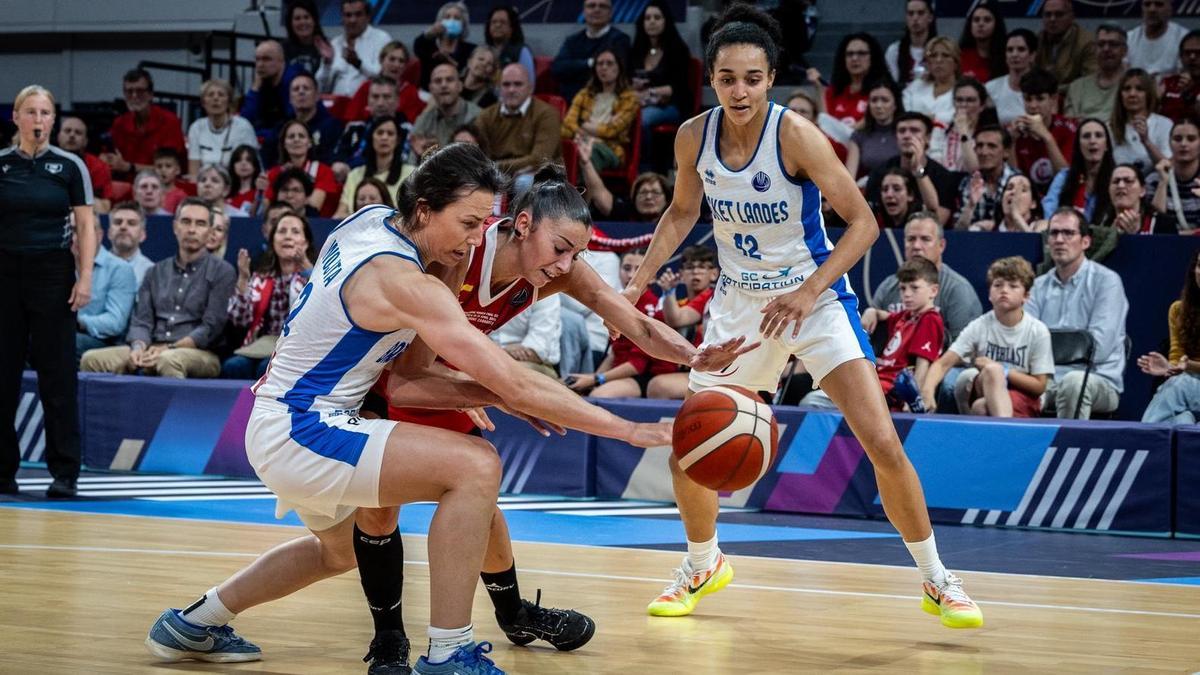 Mariona Ortiz pelea por el balón durante el partido frente al Landes de la Final Six.