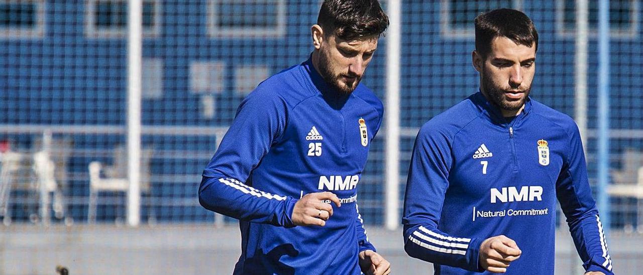 Diegui Johannesson, a la derecha, con Borja Valle durante un entrenamiento del Oviedo. |