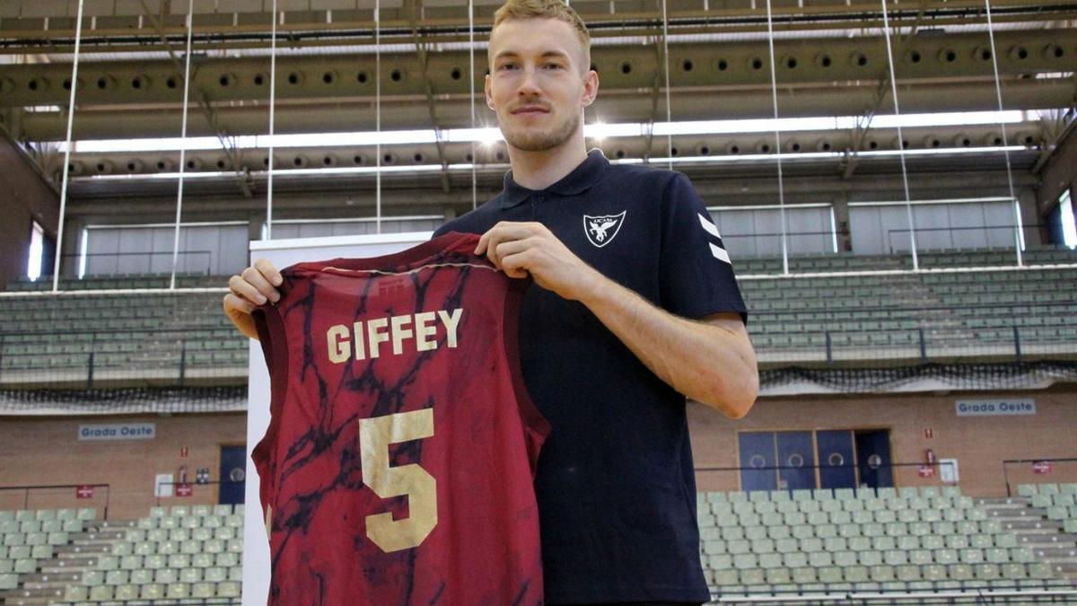 El alero Niels Giffey, ayer, en su presentación en el Palacio de los Deportes.  | PRENSA UCAM CB