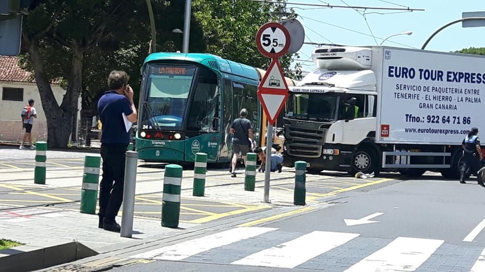 Un camión colisiona contra el tranvía de Tenerife