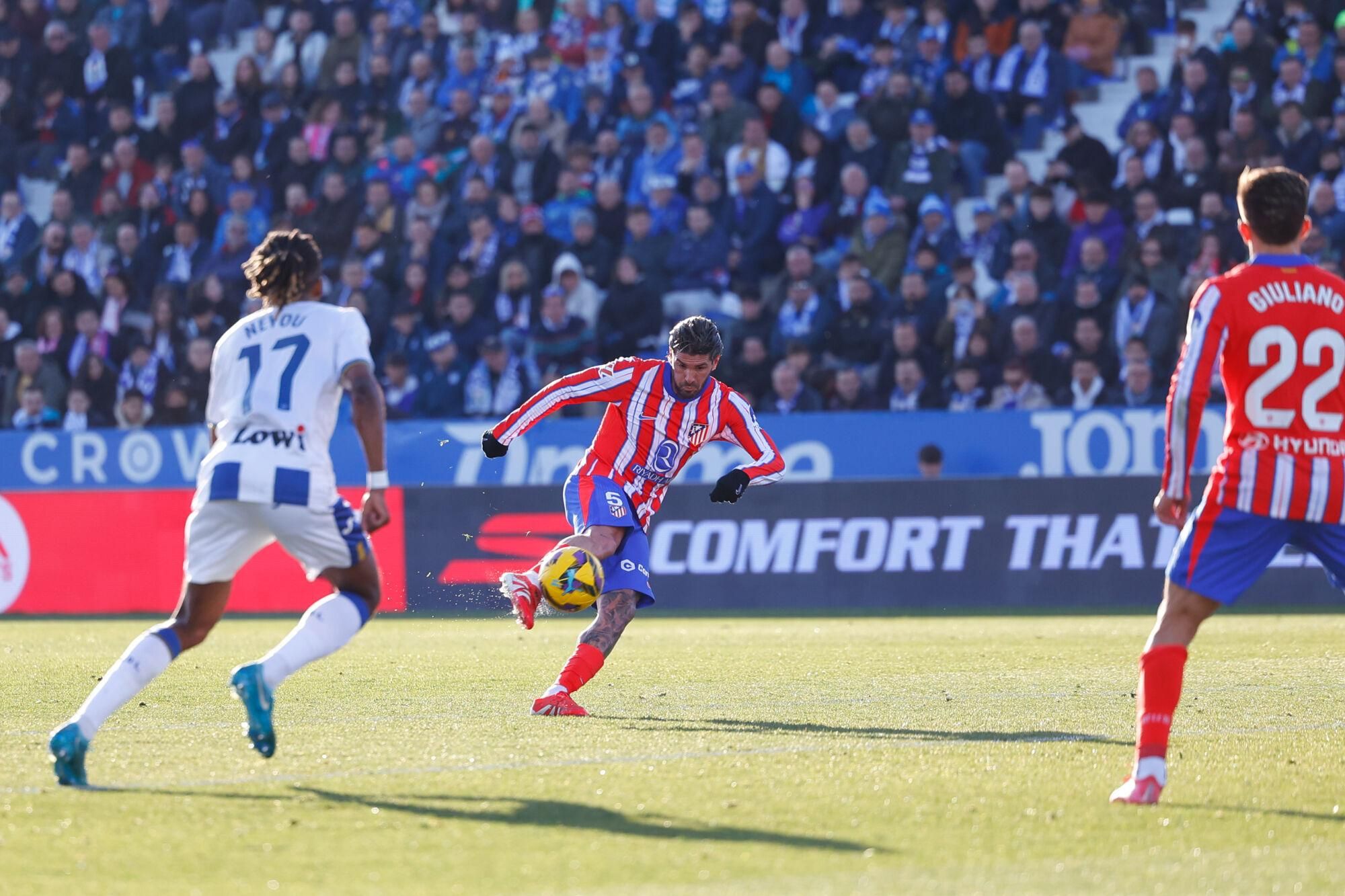 Rodrigo De Paul of Atletico de Madrid in action during the Spanish League, LaLiga EA Sports, football match played between CD Leganes and Atletico de Madrid at Butarque stadium on January 18, 2025, in Leganes, Madrid, Spain. AFP7 18/01/2025 ONLY FOR USE IN SPAIN. Dennis Agyeman / AFP7 / Europa Press;2025;SPAIN;SPORT;ZSPORT;SOCCER;ZSOCCER;CD Leganes v Atletico de Madrid - LaLiga EA Sports;