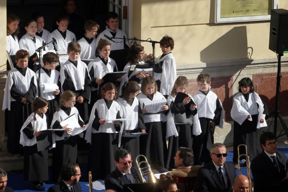 Mil niños de la Fundación Victoria, la Banda Municipal de Málaga y la Escolanía del Corpus Christi ofrecen un concierto navideño frente al teatro malagueño.