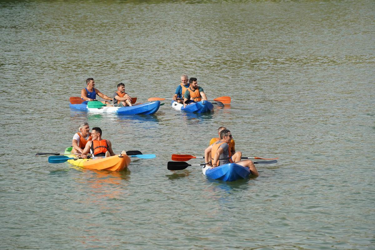 La 'cucaña', el juego centenario que regresa cada verano al río Guadalquivir por la Velá de Santa Ana en imágenes
