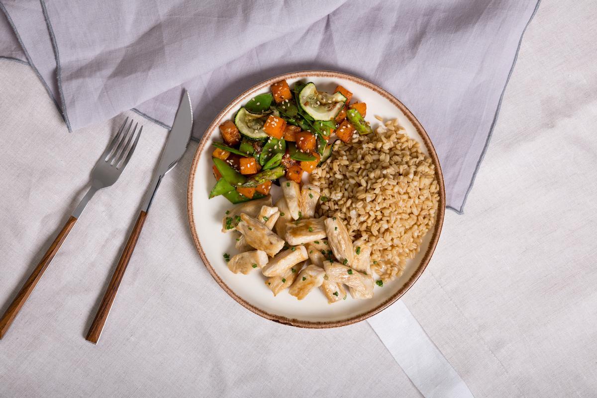 Receta de salteado de verduras con pollo y avena.