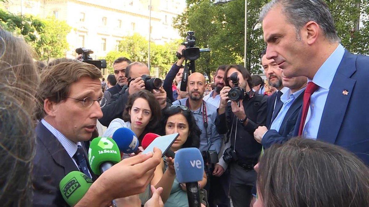 El alcalde de Madrid Martínez-Almeida y el portavoz de Vox en el Consistorio, Javier Ortega Smith