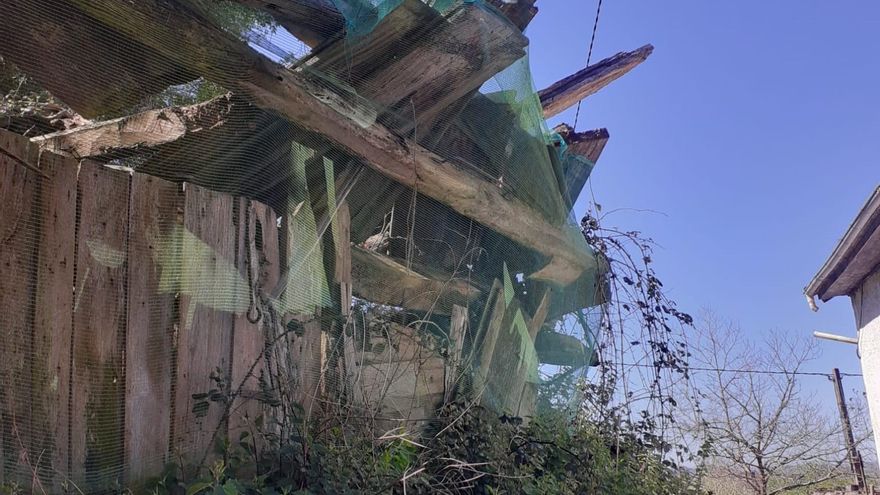 Vecinos de El Bravial, en Langreo, denuncian el peligro de un hórreo en ruinas junto a las viviendas