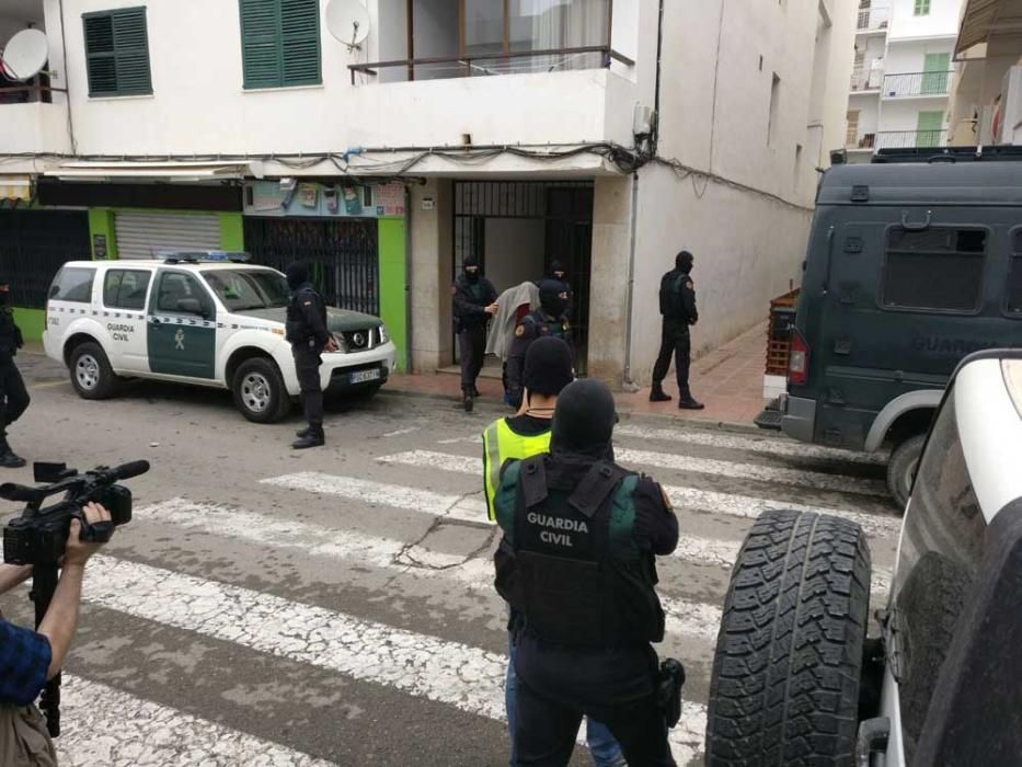 Agentes durante el registro de la primera de las viviendas en la calle Cervantes.