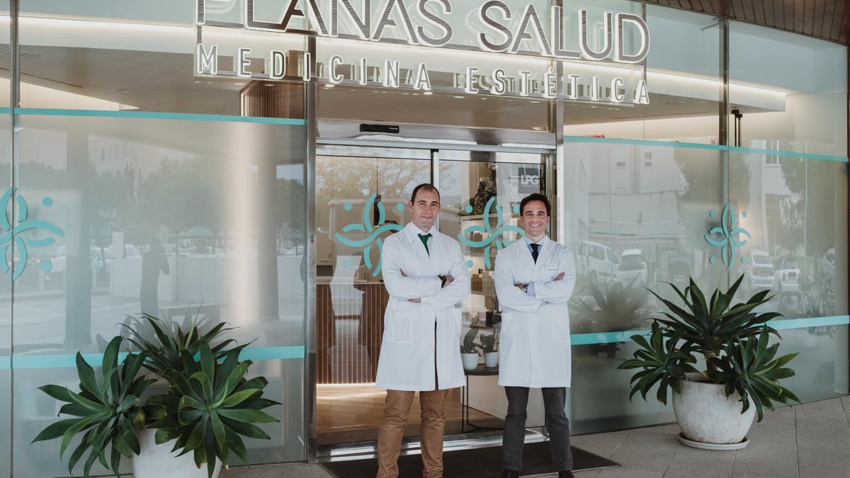 Los doctores Ramón Saiz Mendiguren y Jaime Barceló en la clínica Planas Salud Medicina Estética.