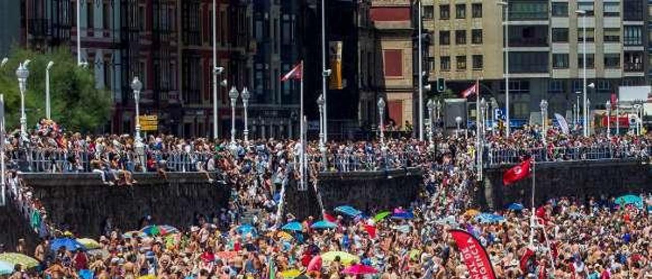 Multitud el pasado domingo, día del Festival Aéreo, en la playa de San Lorenzo y en el Muro.